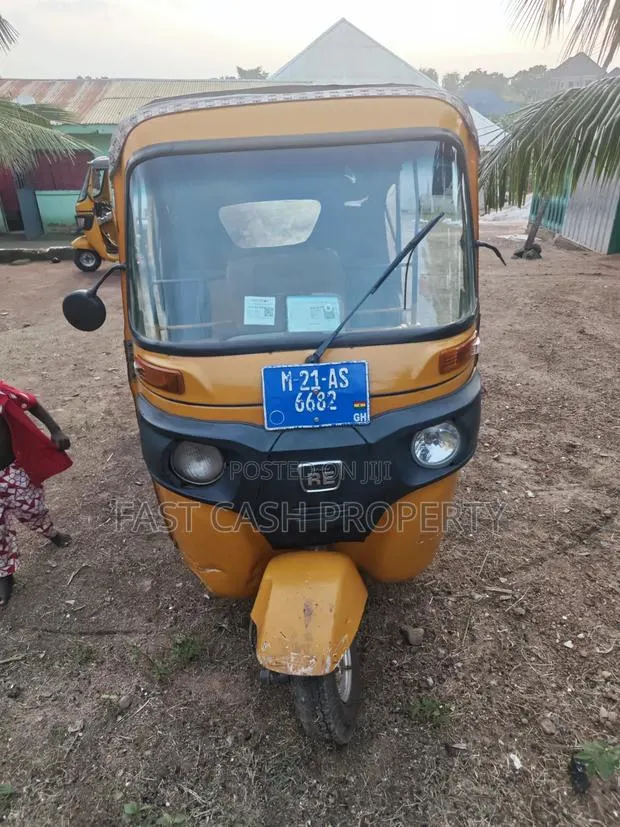 Bajaj 2021 Yellow · Photo 1