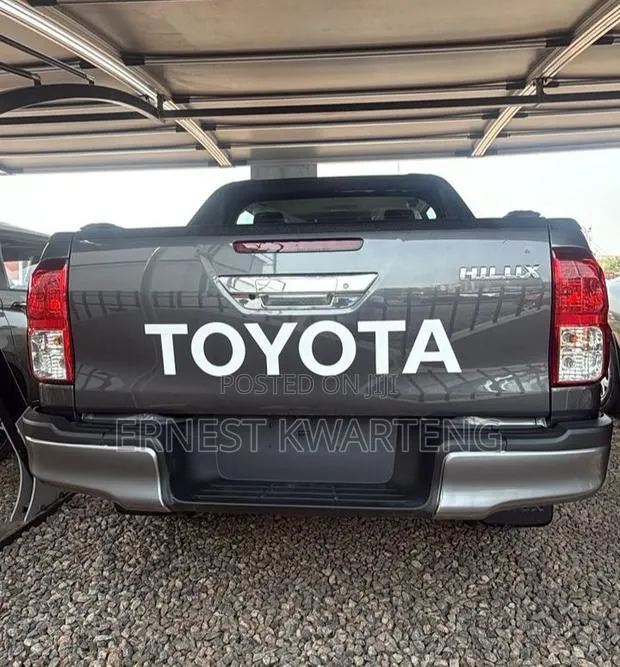 New Toyota Hilux 2025 Silver · Photo 1