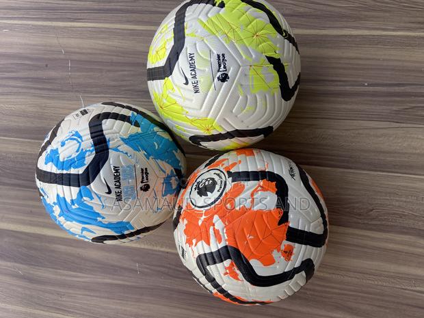 Original Size 4 Football Suitable for Grass Pitch · Photo 2
