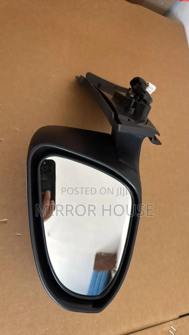 Toyota Vitz 2012-2018 Side Mirror With Light and Automatic Folding · Photo 1