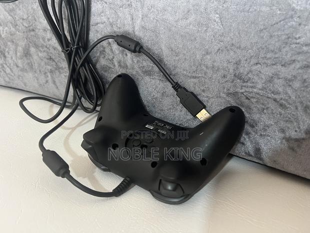 Nintendo Switch Wired Controller · Photo 2