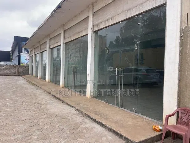 1000 SQM Showroom for Rent at Spintex · Photo 1