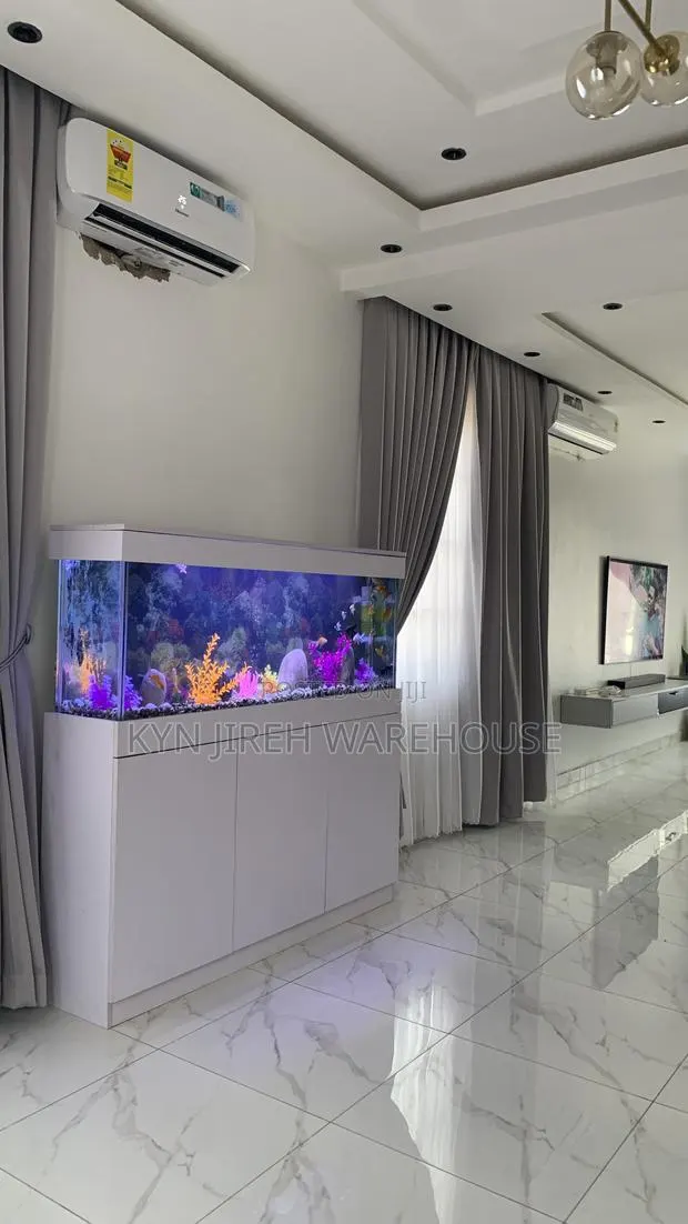 Unknown Aquarium With Fishes · Photo 1
