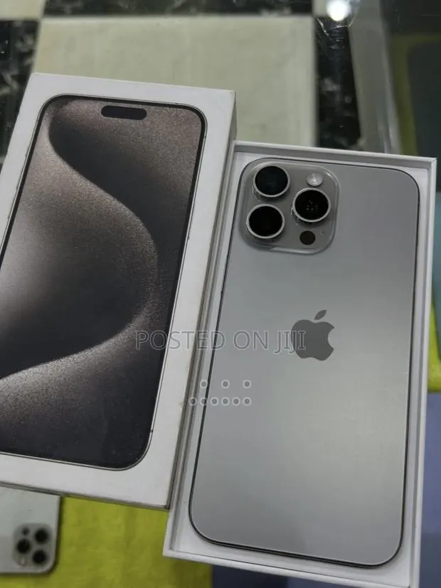 Apple iPhone 15 Pro Max 256 GB Silver · Photo 1