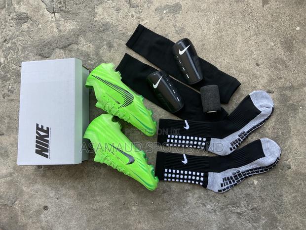 Original Nike Football Boot at Cool Price · Photo 5