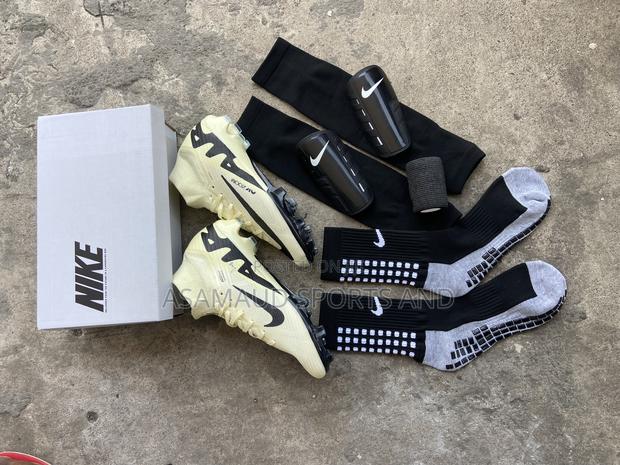Original Nike Football Boot at Cool Price · Photo 4
