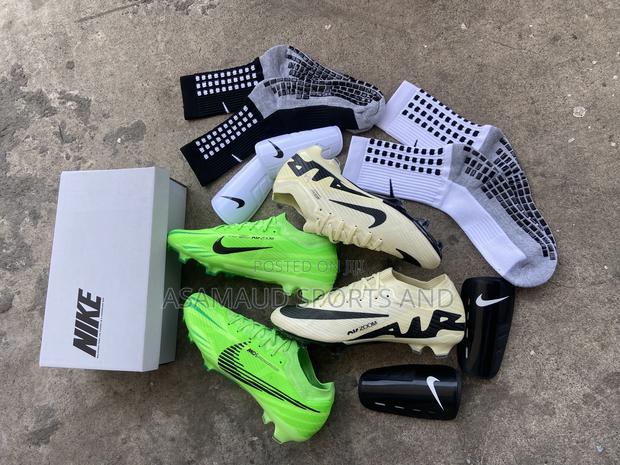 Original Nike Football Boot at Cool Price · Photo 1