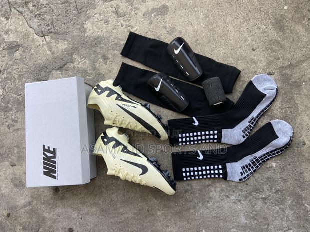 Original Nike Football Boot at Cool Price · Photo 3