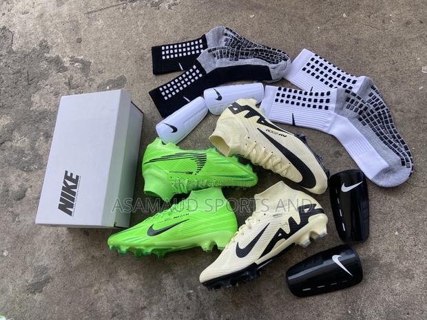 Original Nike Football Boot at Cool Price · Photo 2