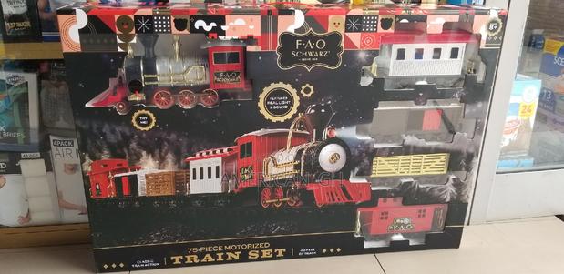 75 Pieces Motorized Train Set · Photo 4