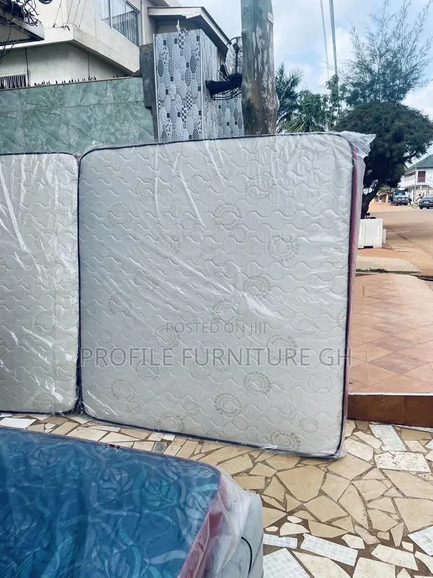King Size Mattress (84x75)// Free Delivery · Photo 1