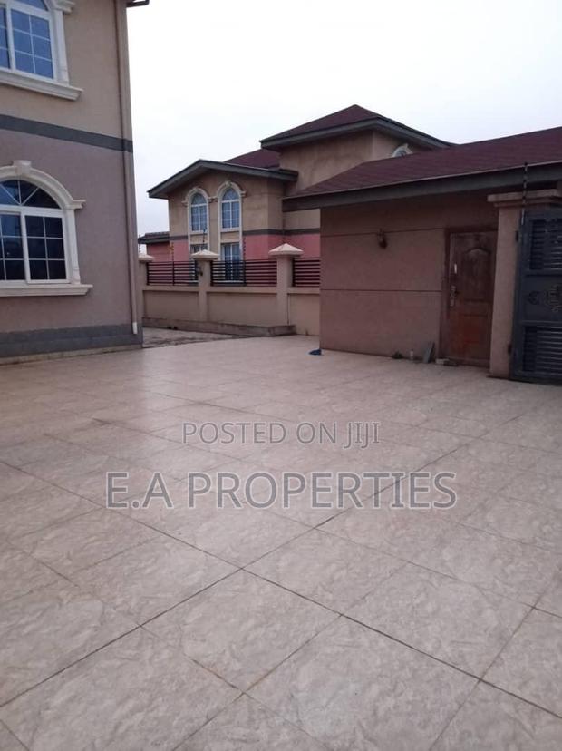 Furnished 4bdrm Mansion in E A Properties, Papao for sale · Photo 1