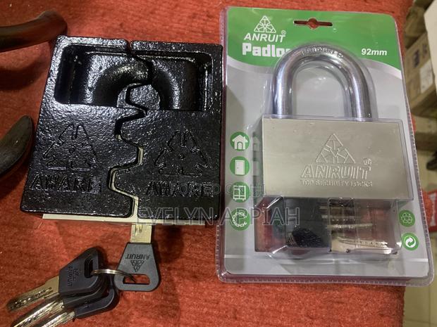 Welded Cast Iron Padlock Big Size · Photo 2