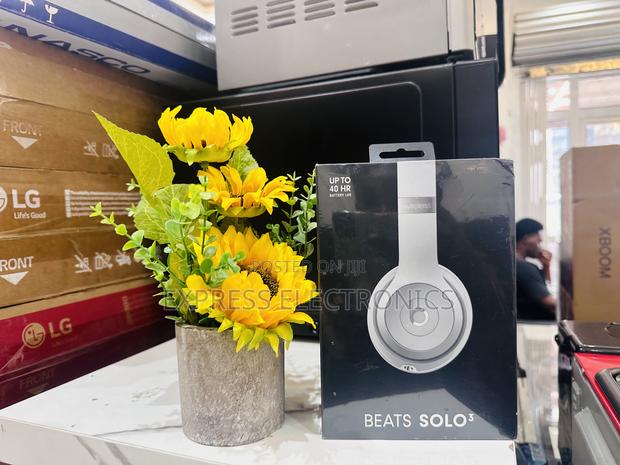 Best Buy for Less Beats Solo 3 · Photo 1