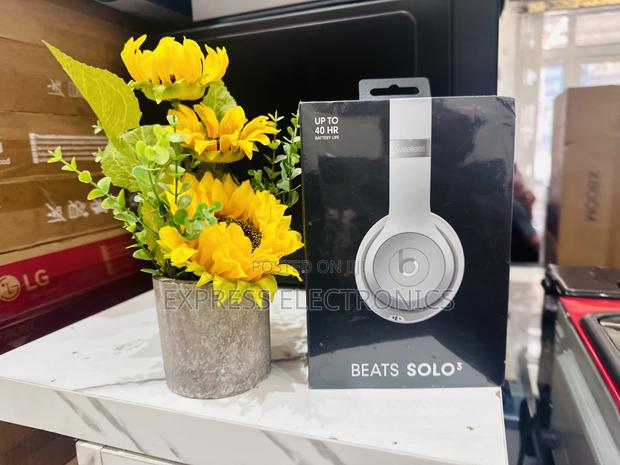Neatly Packaged Headphones Beats Solo 3 · Photo 1