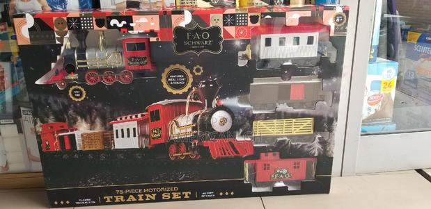 75 Pieces Motorized Train Set · Photo 1