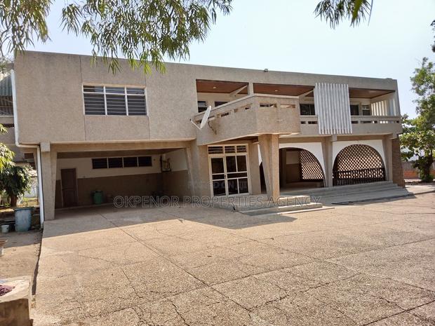 7bdrm House in Comm5, Tema Metropolitan for sale · Photo 1