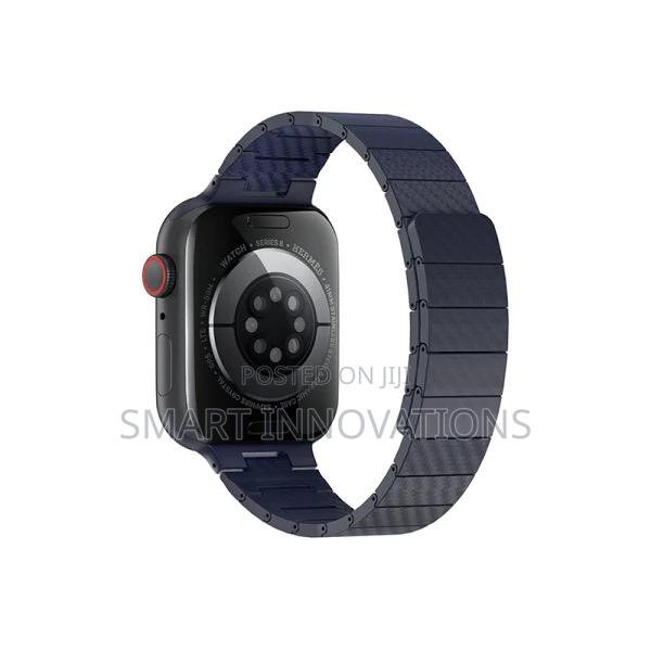 Apple Watch Magnetic Carbon Fiber Pattern Band · Photo 2