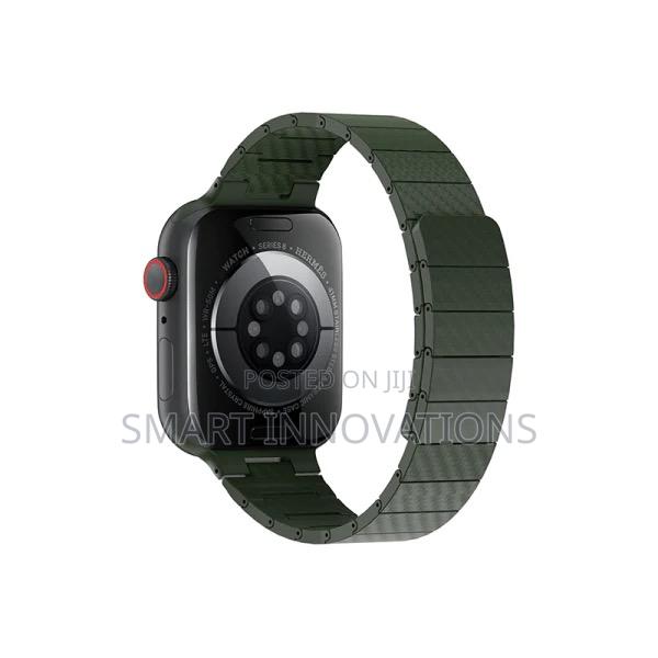 Apple Watch Magnetic Carbon Fiber Pattern Band · Photo 3