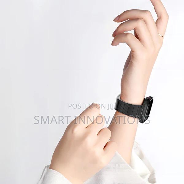 Apple Watch Magnetic Carbon Fiber Pattern Band · Photo 5