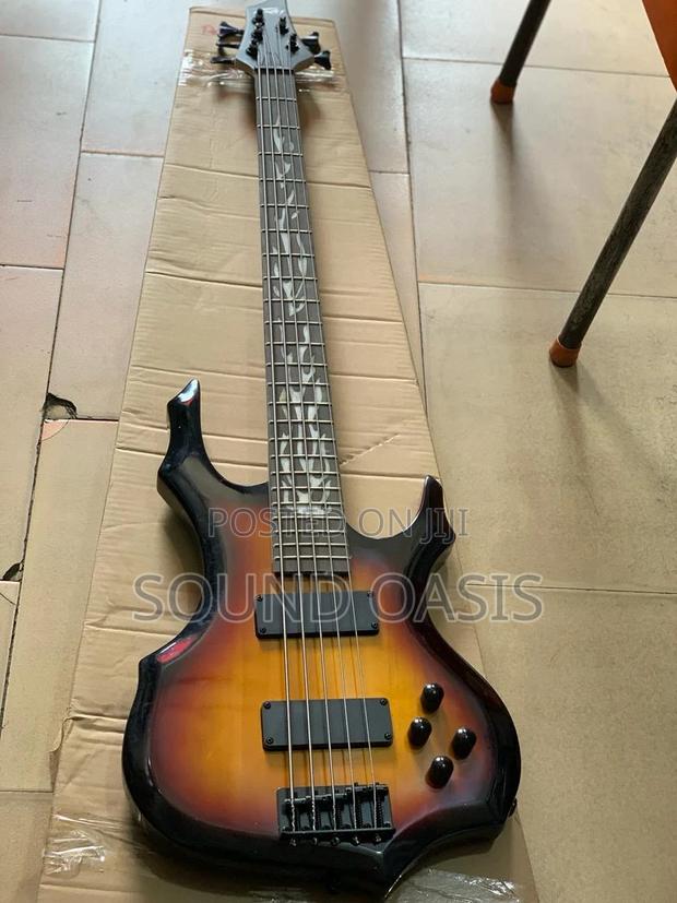 Peavey Passive Bass Guitar · Photo 2