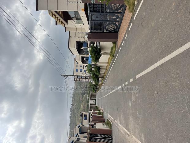 3bdrm Duplex in Oyarifa Mall for rent · Photo 4