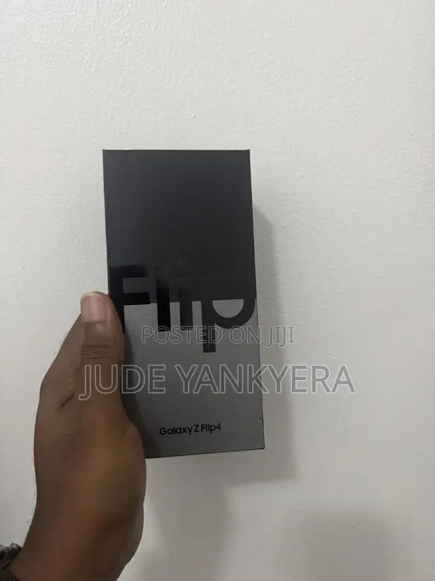 New Samsung Galaxy Z Flip4 256 GB Black · Photo 1