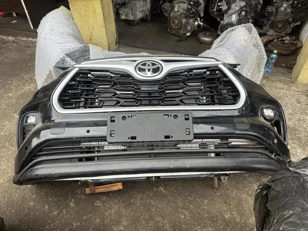 Toyota Highlander Le Awd 2023 Front Cut · Photo 1