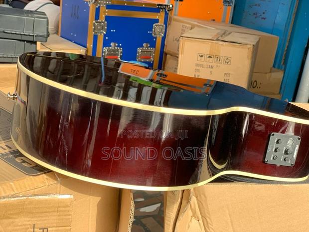 Givson Semi-Acoustic Bass Guitar With Bag · Photo 7