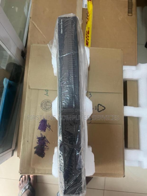 Cisco ISR 4321 · Photo 2