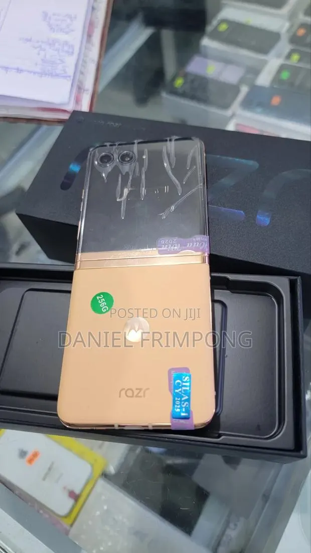 New Motorola Razr 40 Ultra 256 GB Gold · Photo 1