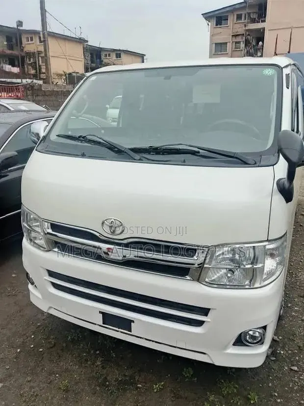 Toyota HiAce 2015 White · Photo 1