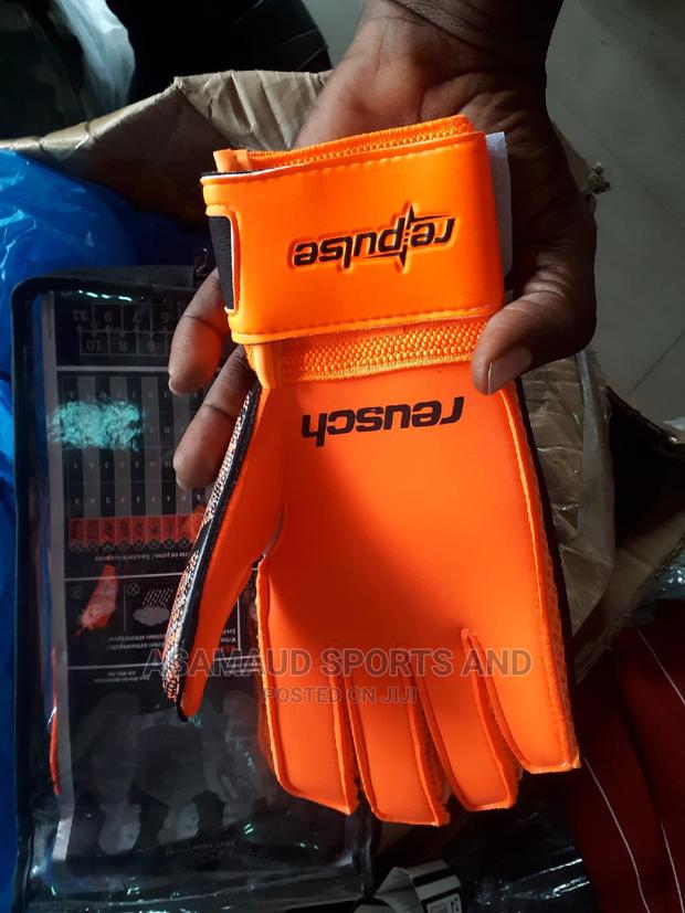 Original Goalkeeper Gloves At Cool Price · Photo 2
