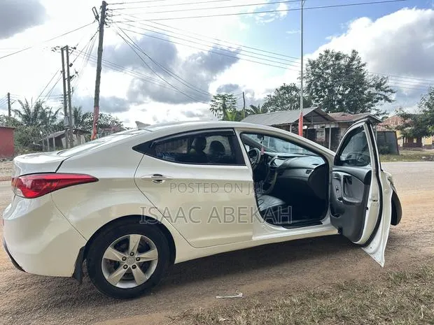 Hyundai Elantra 2013 White · Photo 1