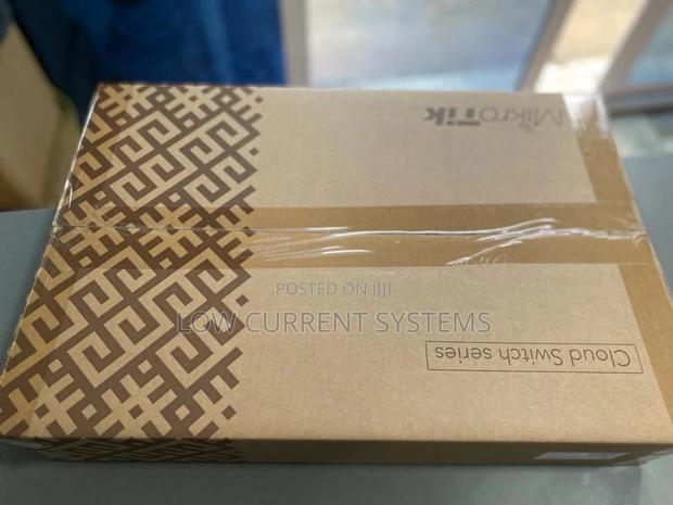 Mikrotik Cloud Switch Crs328-4c-20s-4s+Rm · Photo 2