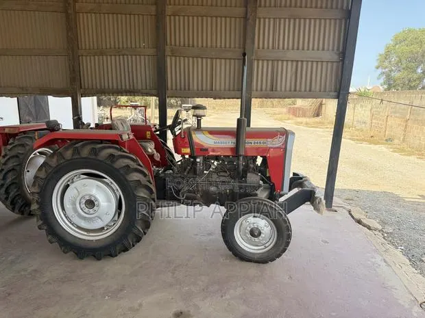 Massey Ferguson Tractor · Photo 1