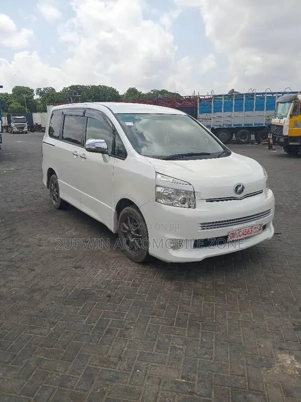 Toyota Voxy 2013 White · Photo 1