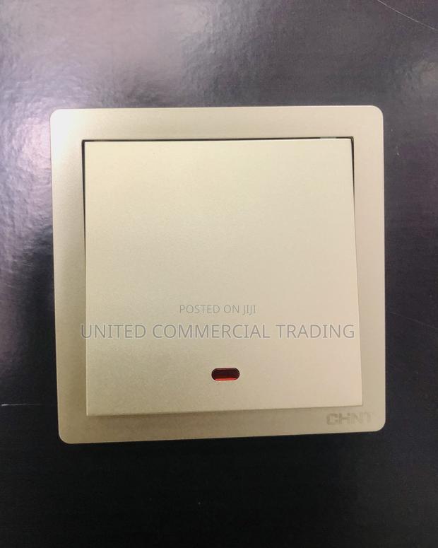 Switch (20A) Gold · Photo 3