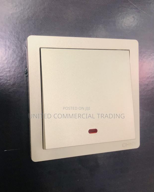 Switch (20A) Gold · Photo 2