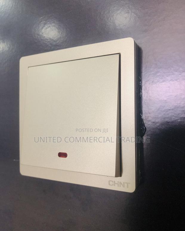 Switch (20A) Gold · Photo 1
