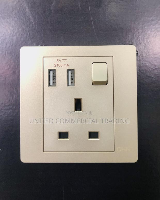 Socket (W 2 USB ) · Photo 3