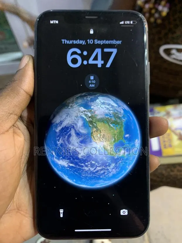 Apple iPhone 11 64 GB Black · Photo 1