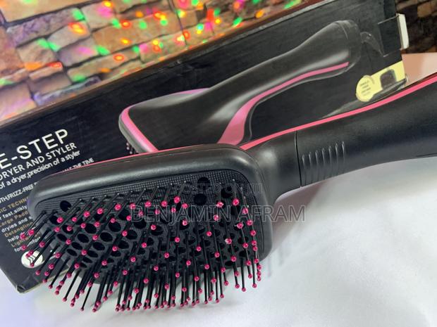 Hair Dryer With Brush · Photo 1