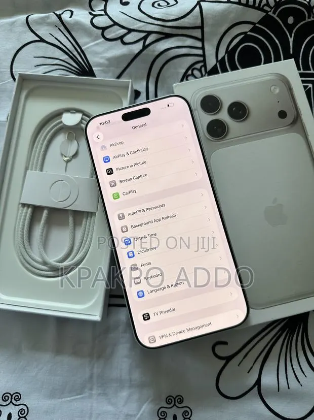 Apple iPhone 17 Pro Max 512 GB Silver · Photo 1