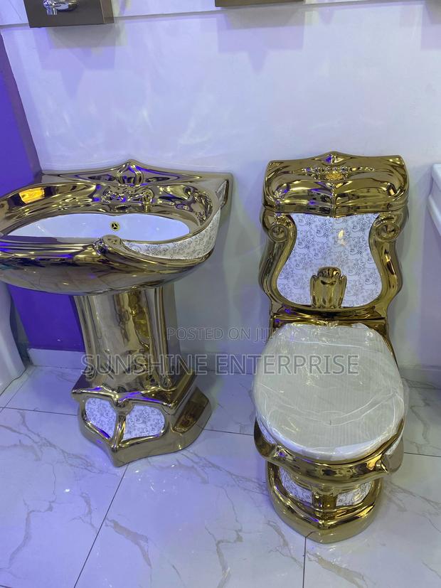 Golden Luxurious Water Closet With Standing Wash Hand Basin · Photo 1