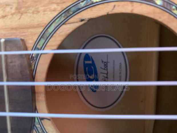 Acl Ukulele Guitar · Photo 3
