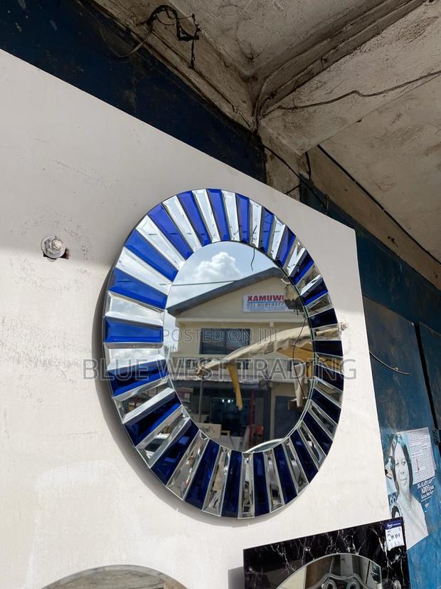Stylish and Decorative Mirror · Photo 1