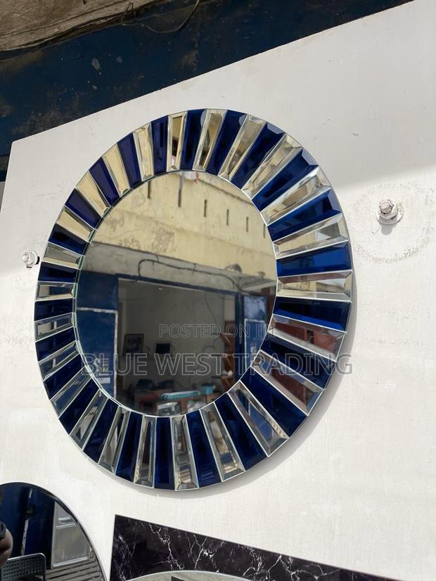 Stylish and Decorative Mirror · Photo 2