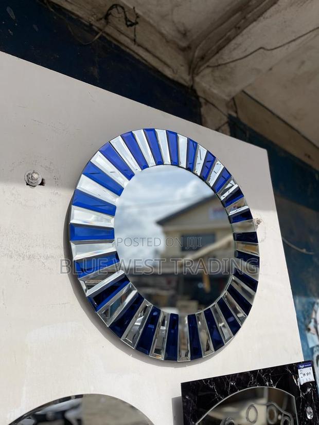 Stylish and Decorative Mirror · Photo 3