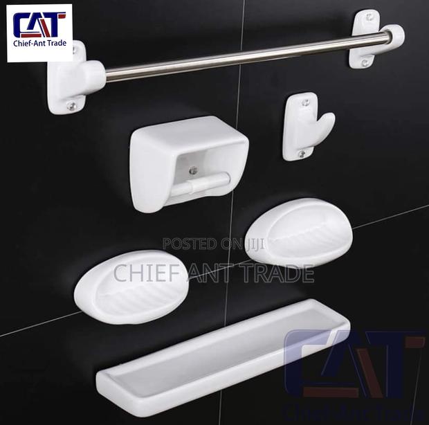 Bathroom Accessories Set - White · Photo 1